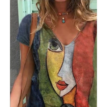 חולצה קצרה לאישה עם הדפס אומנותי פנים נשיות
